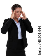 3/4 picture of brunette having headache. Стоковое фото, агентство Ingram Publishing / Фотобанк Лори