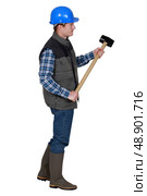Labourer holding a mallet. Стоковое фото, агентство Ingram Publishing / Фотобанк Лори