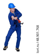 Tradesman using a wrench. Стоковое фото, агентство Ingram Publishing / Фотобанк Лори