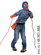 Electrician holding crocodile clips. Стоковое фото, агентство Ingram Publishing / Фотобанк Лори
