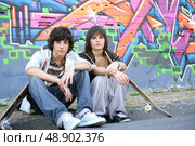 Teenagers hanging out on the streets. Стоковое фото, агентство Ingram Publishing / Фотобанк Лори