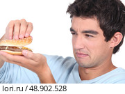 Man holding cheeseburger. Стоковое фото, агентство Ingram Publishing / Фотобанк Лори