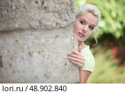 blonde playing hide-and-seek. Стоковое фото, агентство Ingram Publishing / Фотобанк Лори