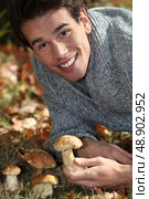 Man picking mushrooms. Стоковое фото, агентство Ingram Publishing / Фотобанк Лори