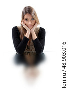 Woman resting head on chin. Стоковое фото, агентство Ingram Publishing / Фотобанк Лори