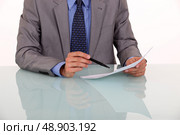Close-up of man proof reading a document. Стоковое фото, агентство Ingram Publishing / Фотобанк Лори