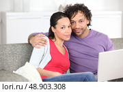 Metis couple doing computer. Стоковое фото, агентство Ingram Publishing / Фотобанк Лори