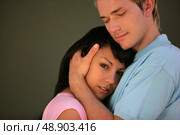 Man hugging his girlfriend. Стоковое фото, агентство Ingram Publishing / Фотобанк Лори