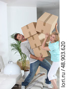 crazy couple moving out. Стоковое фото, агентство Ingram Publishing / Фотобанк Лори