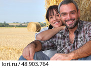 Farming couple sat by hay. Стоковое фото, агентство Ingram Publishing / Фотобанк Лори