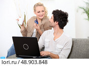 Couple shopping online. Стоковое фото, агентство Ingram Publishing / Фотобанк Лори