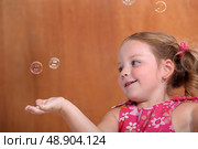 Little girl catching bubbles. Стоковое фото, агентство Ingram Publishing / Фотобанк Лори