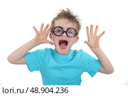 Child wearing wacky glasses and making a silly face. Стоковое фото, агентство Ingram Publishing / Фотобанк Лори