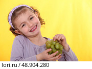 Little girl holding bunch of grapes. Стоковое фото, агентство Ingram Publishing / Фотобанк Лори