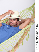 Man in a hammock. Стоковое фото, агентство Ingram Publishing / Фотобанк Лори