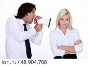 Man shouting into a woman’s ear. Стоковое фото, агентство Ingram Publishing / Фотобанк Лори