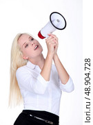 Blond woman speaking into megaphone. Стоковое фото, агентство Ingram Publishing / Фотобанк Лори