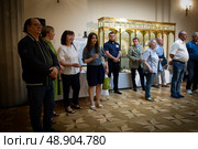 Люди на открытии выставки в музее на Делегатской. Редакционное фото, фотограф Дмитрий Неумоин / Фотобанк Лори