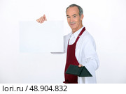Waiter showing the menu. Стоковое фото, агентство Ingram Publishing / Фотобанк Лори