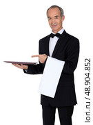 60 years old waiter showing his trail. Стоковое фото, агентство Ingram Publishing / Фотобанк Лори