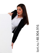 Brunette woman behind a white panel. Стоковое фото, агентство Ingram Publishing / Фотобанк Лори