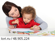 Mother teaching her child. Стоковое фото, агентство Ingram Publishing / Фотобанк Лори
