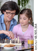 Mother daughter chess match. Стоковое фото, агентство Ingram Publishing / Фотобанк Лори