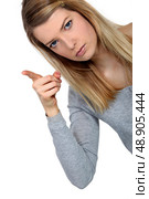 Stern young woman pointing. Стоковое фото, агентство Ingram Publishing / Фотобанк Лори
