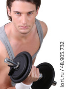 A determined young man working out. Стоковое фото, агентство Ingram Publishing / Фотобанк Лори