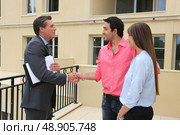 Estate agent shaking customers hand. Стоковое фото, агентство Ingram Publishing / Фотобанк Лори