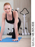 Young woman exercising at the gym. Стоковое фото, агентство Ingram Publishing / Фотобанк Лори