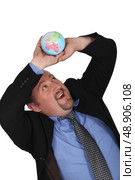 Man lifting air globe. Стоковое фото, агентство Ingram Publishing / Фотобанк Лори