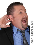 Man pricking up his ears. Стоковое фото, агентство Ingram Publishing / Фотобанк Лори
