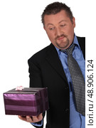 Businessman with a  gift. Стоковое фото, агентство Ingram Publishing / Фотобанк Лори