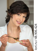 Brunette with slice of bread. Стоковое фото, агентство Ingram Publishing / Фотобанк Лори