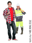 Manual worker and teenager. Стоковое фото, агентство Ingram Publishing / Фотобанк Лори