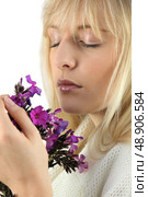 close-up shot of blonde eyes shut smelling bunch of flowers. Стоковое фото, агентство Ingram Publishing / Фотобанк Лори