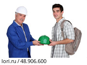 Young apprentice and mature workmate. Стоковое фото, агентство Ingram Publishing / Фотобанк Лори