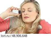 blonde with eyes shut listening to music. Стоковое фото, агентство Ingram Publishing / Фотобанк Лори