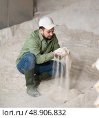 Man farmer checking quality of maize flour. Стоковое фото, фотограф Яков Филимонов / Фотобанк Лори