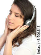 Woman listening to music. Стоковое фото, агентство Ingram Publishing / Фотобанк Лори