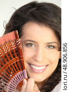 Portrait of woman with fan. Стоковое фото, агентство Ingram Publishing / Фотобанк Лори