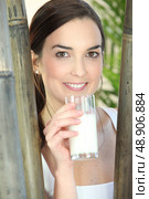 Portrait of woman with glass of milk. Стоковое фото, агентство Ingram Publishing / Фотобанк Лори