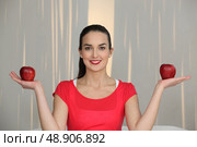 Woman holding two red apples. Стоковое фото, агентство Ingram Publishing / Фотобанк Лори