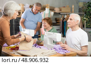 Group of senior learners enjoying sewing class in workshop. Стоковое фото, фотограф Яков Филимонов / Фотобанк Лори