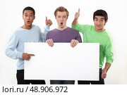 Three young guys with sign. Стоковое фото, агентство Ingram Publishing / Фотобанк Лори
