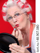 Grandmother with hair in rollers. Стоковое фото, агентство Ingram Publishing / Фотобанк Лори