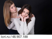 Woman consoling distraught girl. Стоковое фото, агентство Ingram Publishing / Фотобанк Лори