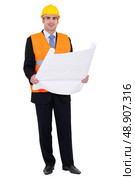 Entrepreneur looking at blueprints. Стоковое фото, агентство Ingram Publishing / Фотобанк Лори