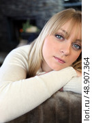 Woman on a sofa. Стоковое фото, агентство Ingram Publishing / Фотобанк Лори